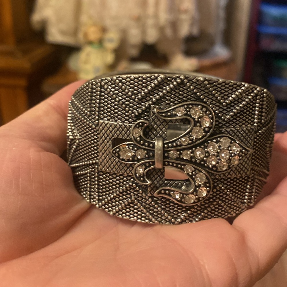 Rhinestone Fleur-de-Lis Cuff Bracelet. (ZZ) - Picture 2 of 5